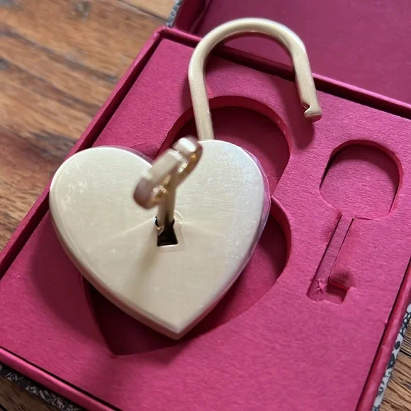 Christian Dior heart shape lock with key. - Picture 5 of 6